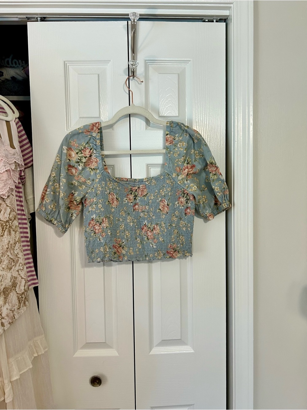 American Eagle Outfitters Blue Floral Smocked Crop Top